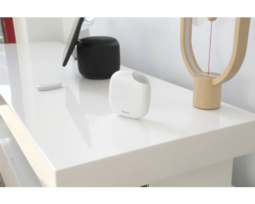 Aufnahme eines Tisches mit einem Tablet, einem Lautsprecher, einer Fernbedienung und einem Luftbefeuchter