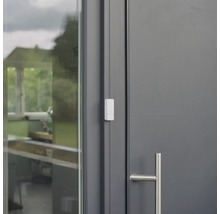 Fenster mit installierter Alarmanlage
