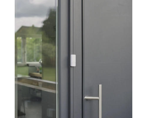 Fenster mit installierter Alarmanlage