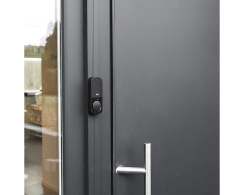 Drahtlose Türklingel an einer Haustür montiert