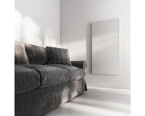 Wohnzimmer mit grauem Sofa und Heizpaneel an der Wand
