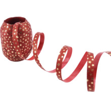 Geschenkband mit Sternenmuster auf Rolle