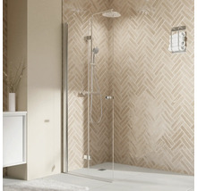 Badezimmer mit Duschkabine aus Glas, Armaturen und Handtuchhalter