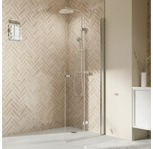 Helles Badezimmer mit Duschabtrennung, Armaturen und Handtuchhalter vor gemusterter Wand