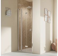 Badezimmer mit Duschabtrennung aus Glas und Handtuchhalter