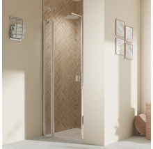 Badezimmer mit Duschkabine mit Falttür, Handtuchhalter und Dekorationen an der Wand