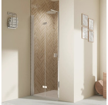 Begehbare Dusche mit Faltwand und Kopfbrause in einem Badezimmer.