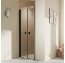 Badezimmer mit Duschkabine, Handtuchhalter und Dekoration