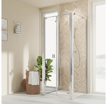 Begehbare Duschkabine aus Glas mit Chromrahmen in einem hellen Badezimmer.