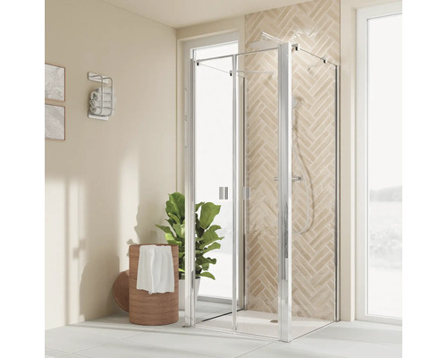 Begehbare Duschkabine aus Glas mit Chromrahmen in einem hellen Badezimmer.