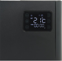 Detailansicht einer elektronischen Steuerung für eine Heizung mit digitaler Anzeige von Temperatur und Uhrzeit