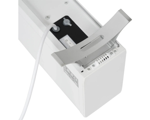 Detailansicht einer Projektionsleinwand mit Steuerungselementen und Stromkabel