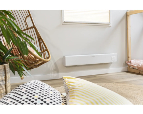 Helles Zimmer mit Wandheizung, Hängekorb und Kissen