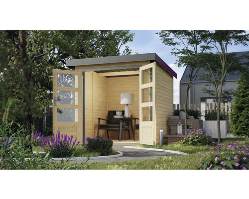 Holzgartenhaus mit geöffneten Doppeltüren im Garten