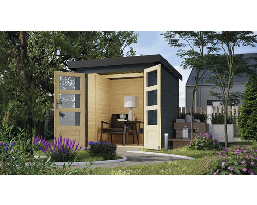 Gartenhaus mit geöffneten Glastüren und Sitzgelegenheit im Garten