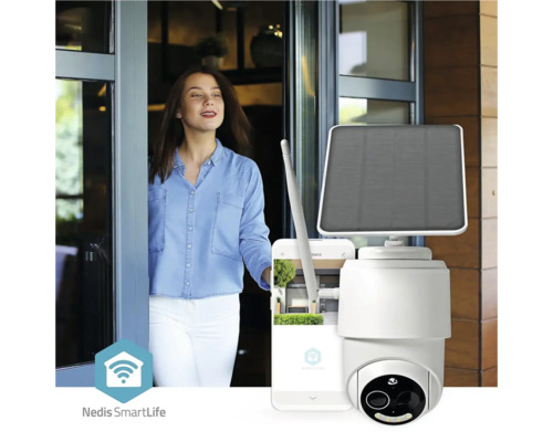 Drahtlose Überwachungskamera mit Solarpanel und Smartphone-App vor einer Haustür