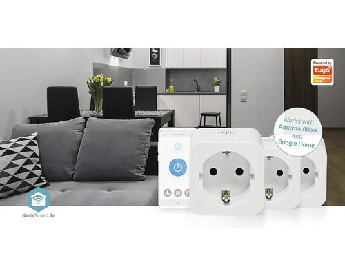 Smarte Steckdosen im Wohnbereich mit Sofa, Esstisch und Küche im Hintergrund
