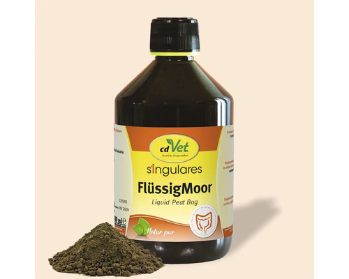 Flasche mit flüssigem Moortränk für Tiere mit einem Haufen Torf