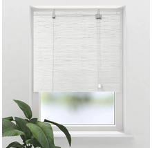 Weißes Bambusrollo am Fenster für Sichtschutz und Sonnenschutz.