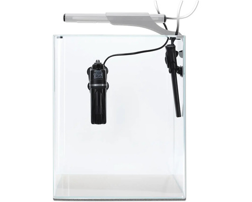 Aquarium mit Filter und Beleuchtung