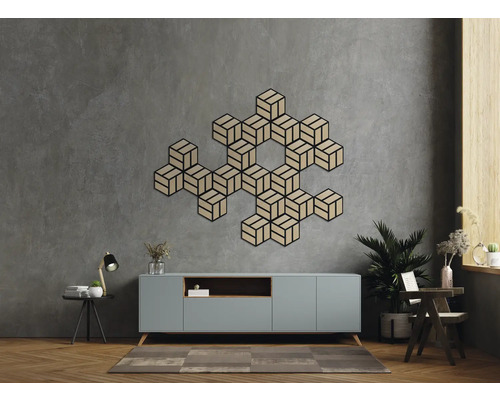 Wohnzimmer mit Lowboard und geometrischer Wanddekoration aus Holz