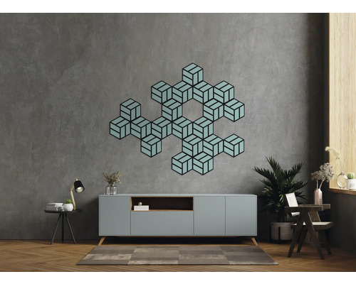 Wohnzimmer mit Sideboard, Tischlampe, Zimmerpflanzen und Wanddekoration aus Würfeln