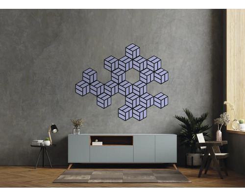 Wohnzimmer mit Sideboard und geometrischer Wanddekoration
