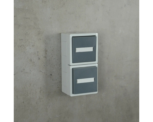 Zwei Unterputz-Schalter mit Beschriftungsfeld an einer Wand