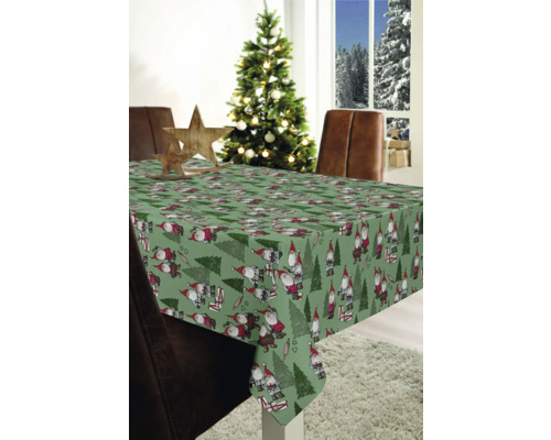 Festliche Tischdekoration mit einer Tischdecke mit Weihnachtsmotiven im Esszimmer