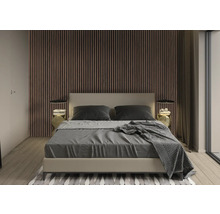Schlafzimmer mit Doppelbett, Nachttischen und Holzpaneelen an der Wand