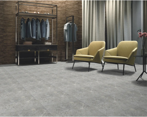 Innenraum mit Bodenfliesen, zwei Sesseln und Kleiderständer
