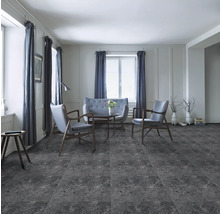 Heller Wohnraum mit Designboden in Steinoptik, Sofa und Stühlen