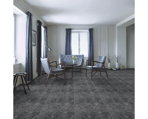 Heller Wohnraum mit Designboden in Steinoptik, Sofa und Stühlen