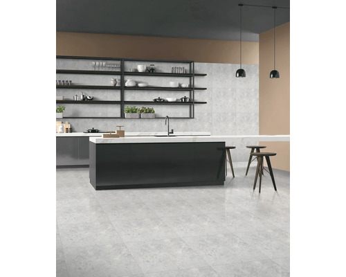 Helle Küche mit Kücheninsel, Wandregalen und Fliesenboden