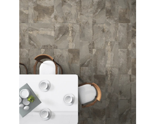 Innenraum mit Fliesen in Steinoptik und Esstischgarnitur