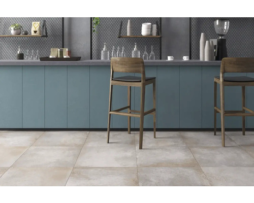 Helle Bodenfliesen in einem Raum mit Tresen und Barhockern