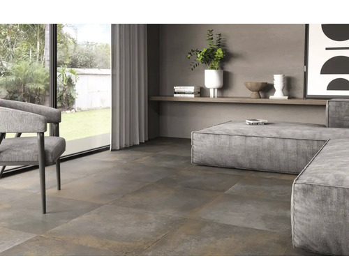 Wohnzimmer mit Bodenfliesen in Steinoptik, Stuhl und modularem Sofa