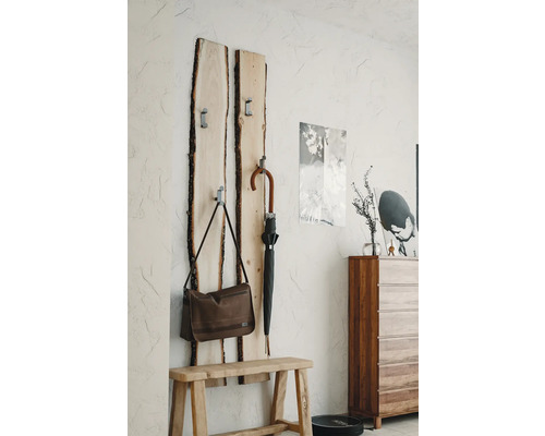 Flur mit Garderobe aus Holz, Bank, Regenschirm und Tasche