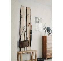 Flur mit Garderobe aus Holz, Bank, Tasche und Regenschirm