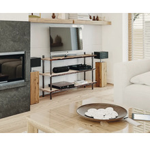 Wohnzimmer mit Fernseher, Lautsprechern, Holzregal und Couch