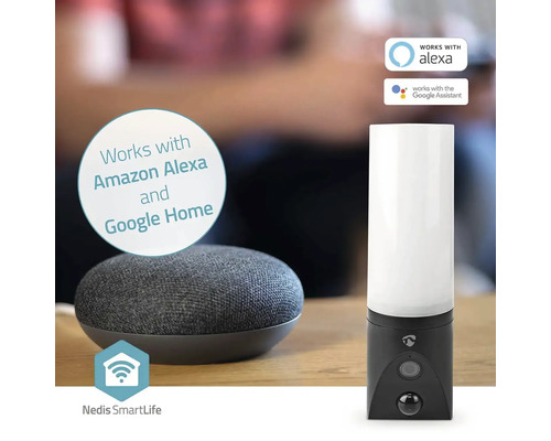 Szene mit einem intelligenten Lautsprecher, der mit Amazon Alexa und Google Home kompatibel ist, und einer intelligenten Lampe von Nedis SmartLife.