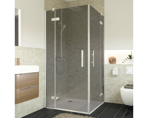 Eckdusche mit Duschwanne in einem Badezimmer mit Waschbecken und Toilette