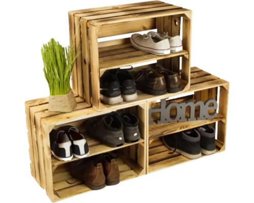 Schuhregal aus Holzsteigen mit Schuhen und Dekoration