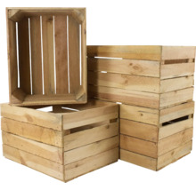Stapel aus vier Holzkisten