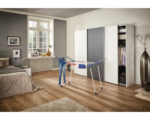 Wäscheständer im Schlafzimmer mit Bett, Heizkörper, Kleiderschrank und Dekoration