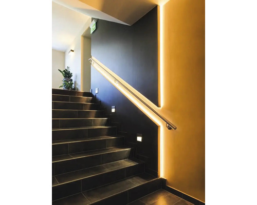 Treppenhaus mit Treppe, Handlauf und Wandbeleuchtung