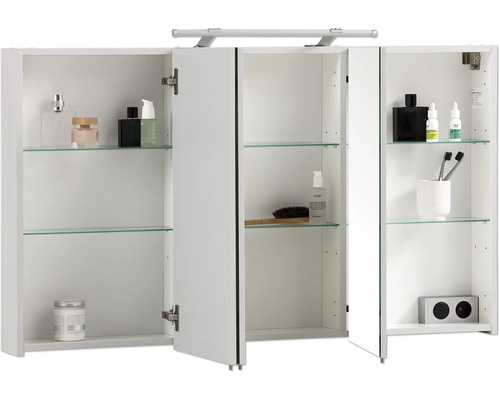 Offener weißer Spiegelschrank mit Glasböden und Badezimmerartikeln