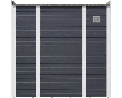 Außenansicht eines Gerätehauses mit grau gestrichenen Holzpaneelen und einem Lüftungsgitter