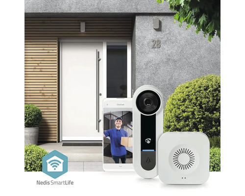 Smarte Video Türklingel mit Smartphone, Klingelknopf und Empfänger vor einer Haustür