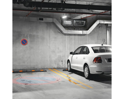 Parkverbotsschild in einer Tiefgarage mit einem geparkten Auto
